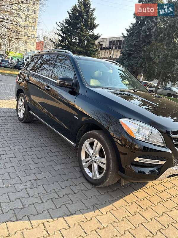 Внедорожник / Кроссовер Mercedes-Benz M-Class 2011 в Черновцах