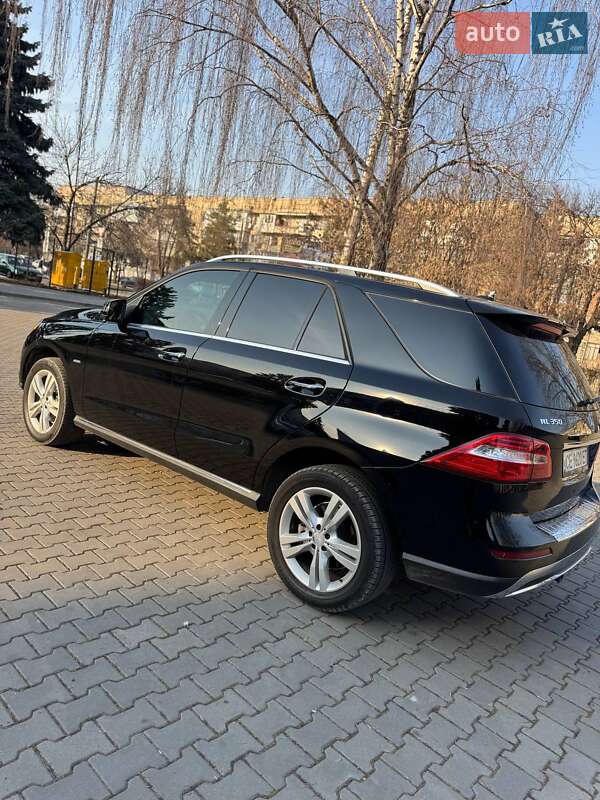 Внедорожник / Кроссовер Mercedes-Benz M-Class 2011 в Черновцах