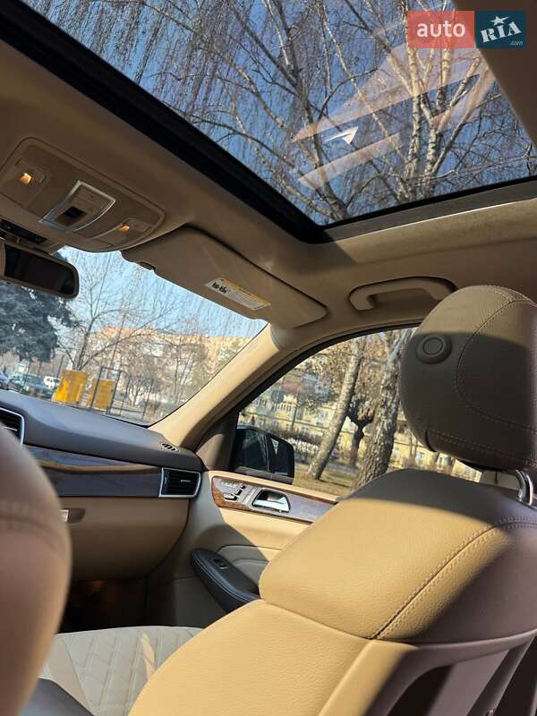 Внедорожник / Кроссовер Mercedes-Benz M-Class 2011 в Черновцах