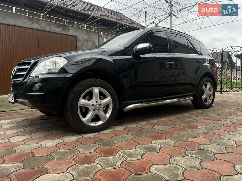 Внедорожник / Кроссовер Mercedes-Benz M-Class 2009 в Новоселице