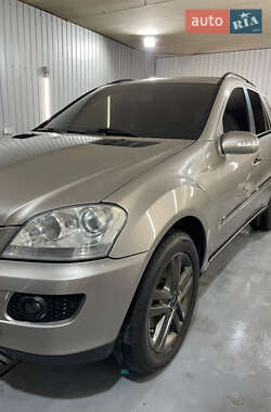 Внедорожник / Кроссовер Mercedes-Benz M-Class 2006 в 