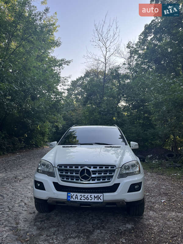 Внедорожник / Кроссовер Mercedes-Benz M-Class 2011 в 