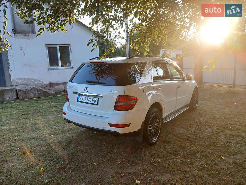 Внедорожник / Кроссовер Mercedes-Benz M-Class 2010 в Киеве