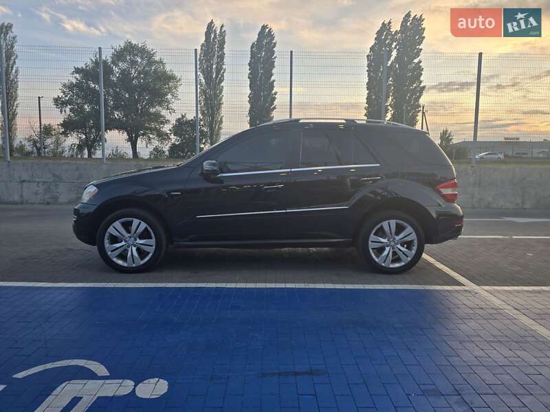 Позашляховик / Кросовер Mercedes-Benz M-Class 2010 в Первомайську