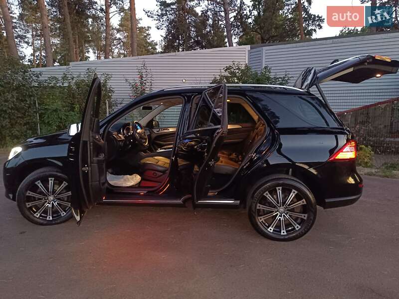 Позашляховик / Кросовер Mercedes-Benz M-Class 2014 в 