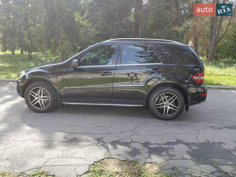 Внедорожник / Кроссовер Mercedes-Benz M-Class 2011 в Остроге
