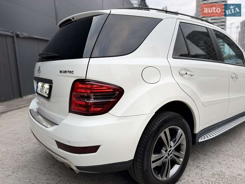 Позашляховик / Кросовер Mercedes-Benz M-Class 2010 в Києві
