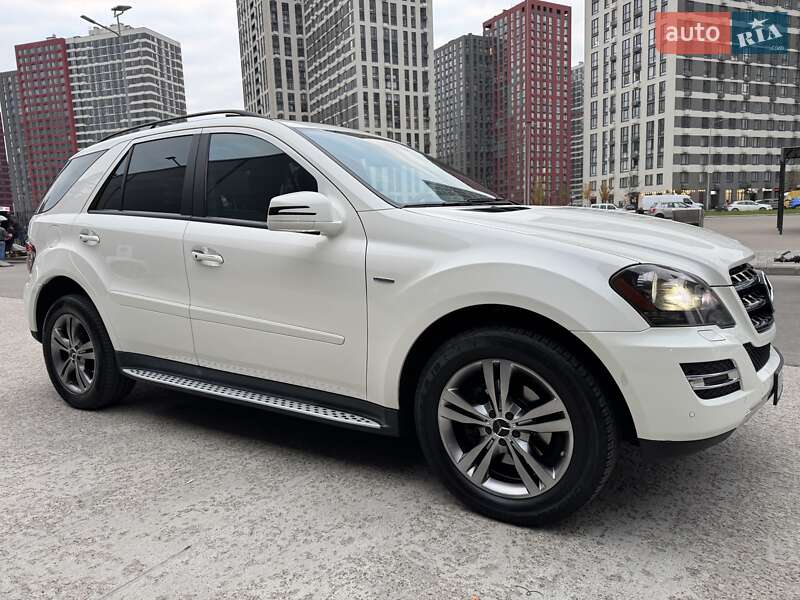 Позашляховик / Кросовер Mercedes-Benz M-Class 2010 в Києві