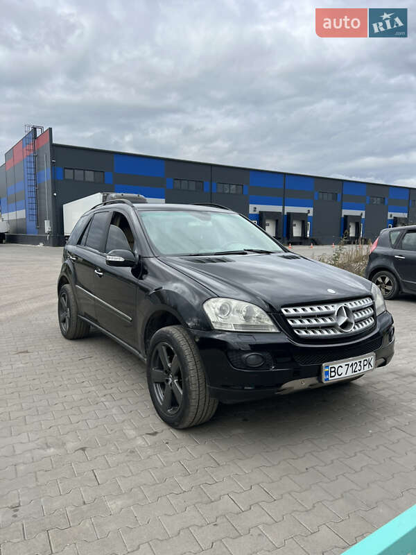 Mercedes-Benz M-Class 2005 Mercedes-Benz M-Class 2005