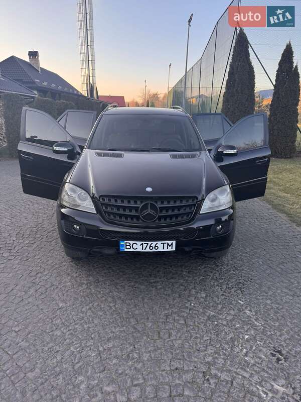 Mercedes-Benz M-Class 2005 Mercedes-Benz M-Class 2005