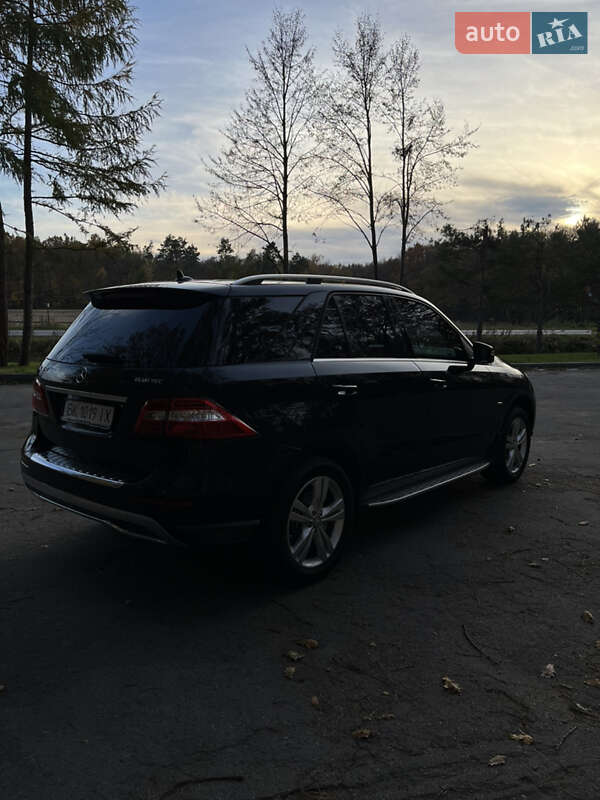 Позашляховик / Кросовер Mercedes-Benz M-Class 2011 в Рівному