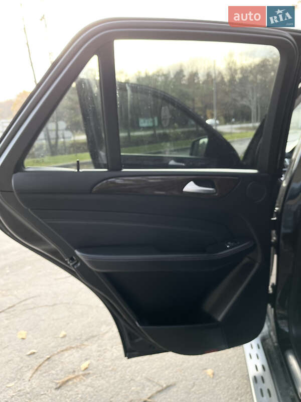 Позашляховик / Кросовер Mercedes-Benz M-Class 2011 в Рівному