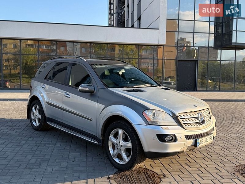 Mercedes-Benz M-Class 2005