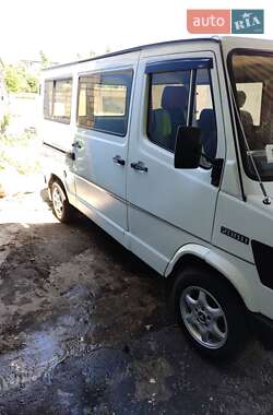Минивэн Mercedes-Benz MB-Class 1990 в 