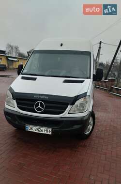 Вантажний фургон Mercedes-Benz Sprinter 2011 в Рівному