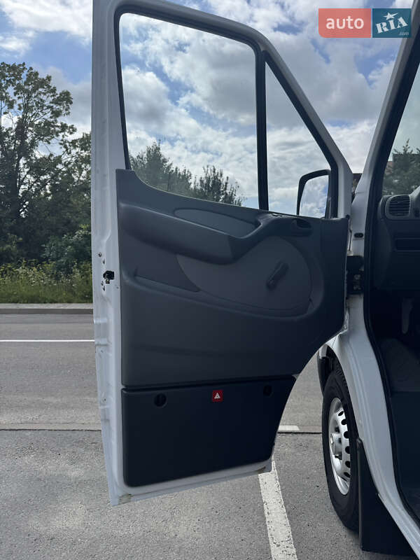 Вантажний фургон Mercedes-Benz Sprinter 2005 в Рівному