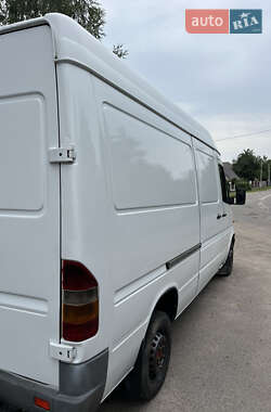 Грузовой фургон Mercedes-Benz Sprinter 2000 в 