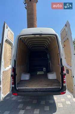 Грузовой фургон Mercedes-Benz Sprinter 2010 в 