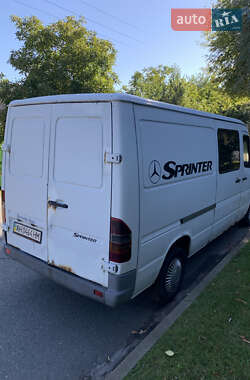 Грузовой фургон Mercedes-Benz Sprinter 2000 в 