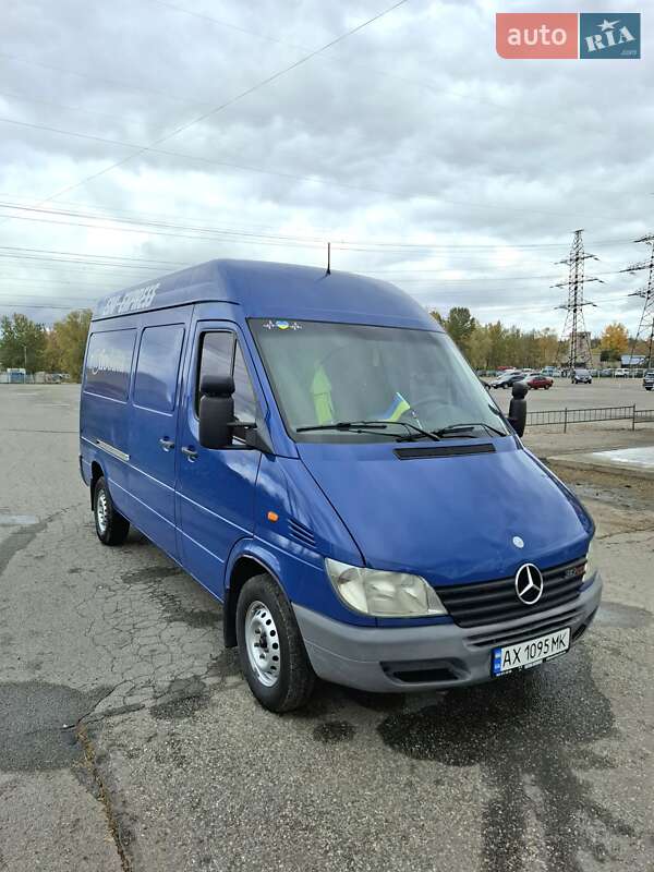 Грузовой фургон Mercedes-Benz Sprinter 2000 в 