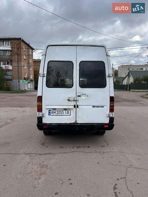 Грузовой фургон Mercedes-Benz Sprinter 2001 в Коростене