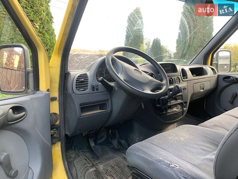 Грузовой фургон Mercedes-Benz Sprinter 2000 в Стоянке