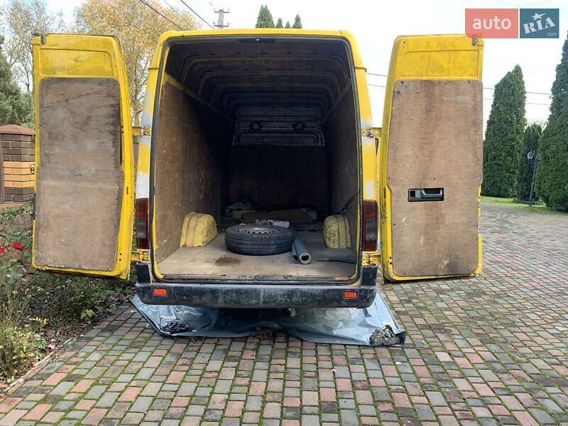 Грузовой фургон Mercedes-Benz Sprinter 2000 в Стоянке