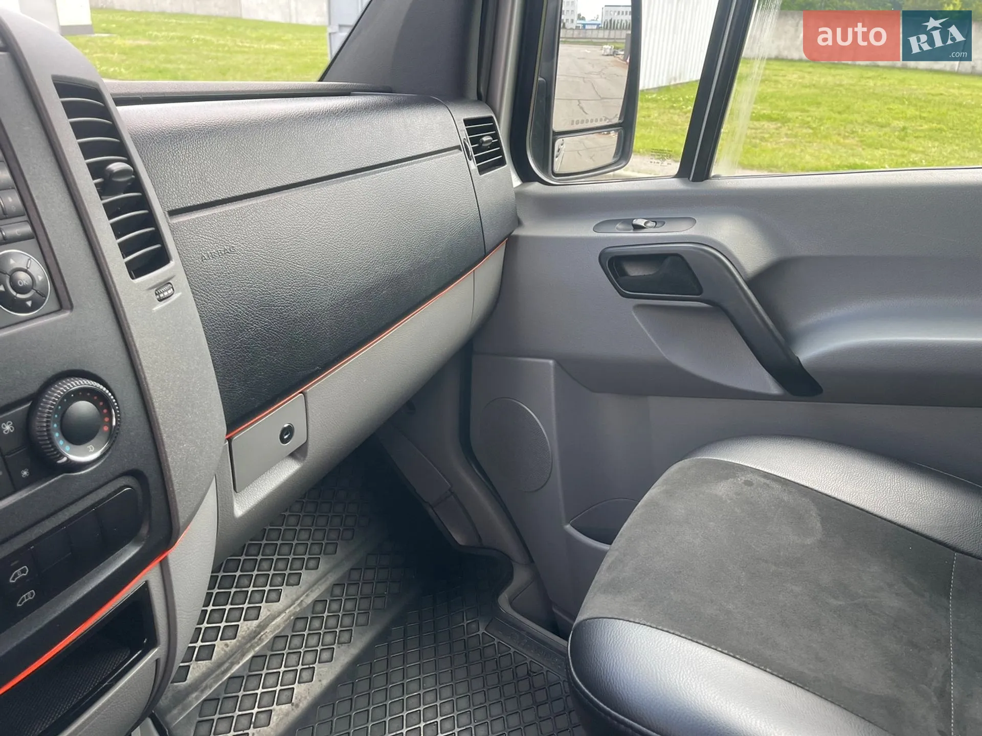 2011 Mercedes-Benz Sprinter - мініатюра 33