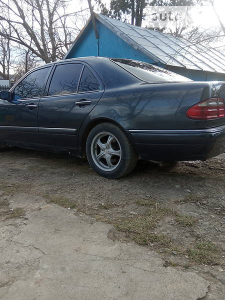Седан Mercedes-Benz T1 1997 в Вижниці