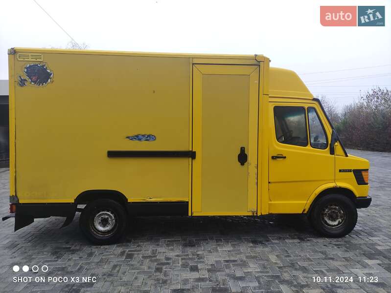 Вантажний фургон Mercedes-Benz T1 1995 в Немирові