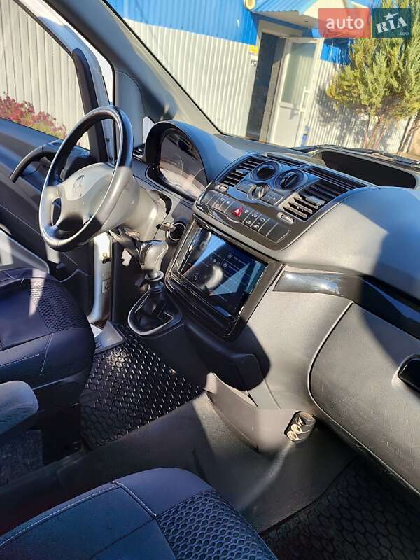 Минивэн Mercedes-Benz Vito 2011 в Коропе