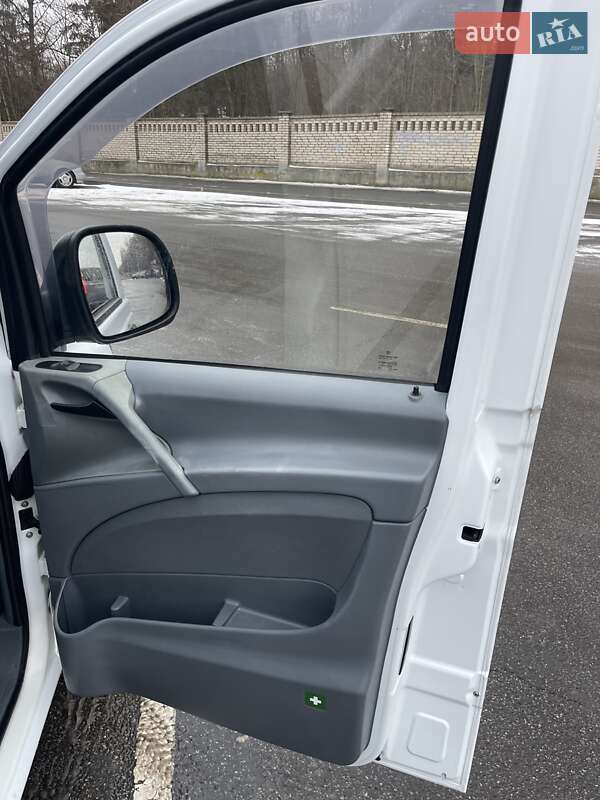 Микроавтобус грузовой (до 3,5т) Mercedes-Benz Vito 2006 в Виннице