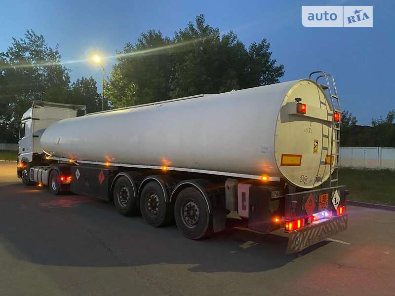 Цистерна напівпричіп Merker M 300 2002 в Рівному