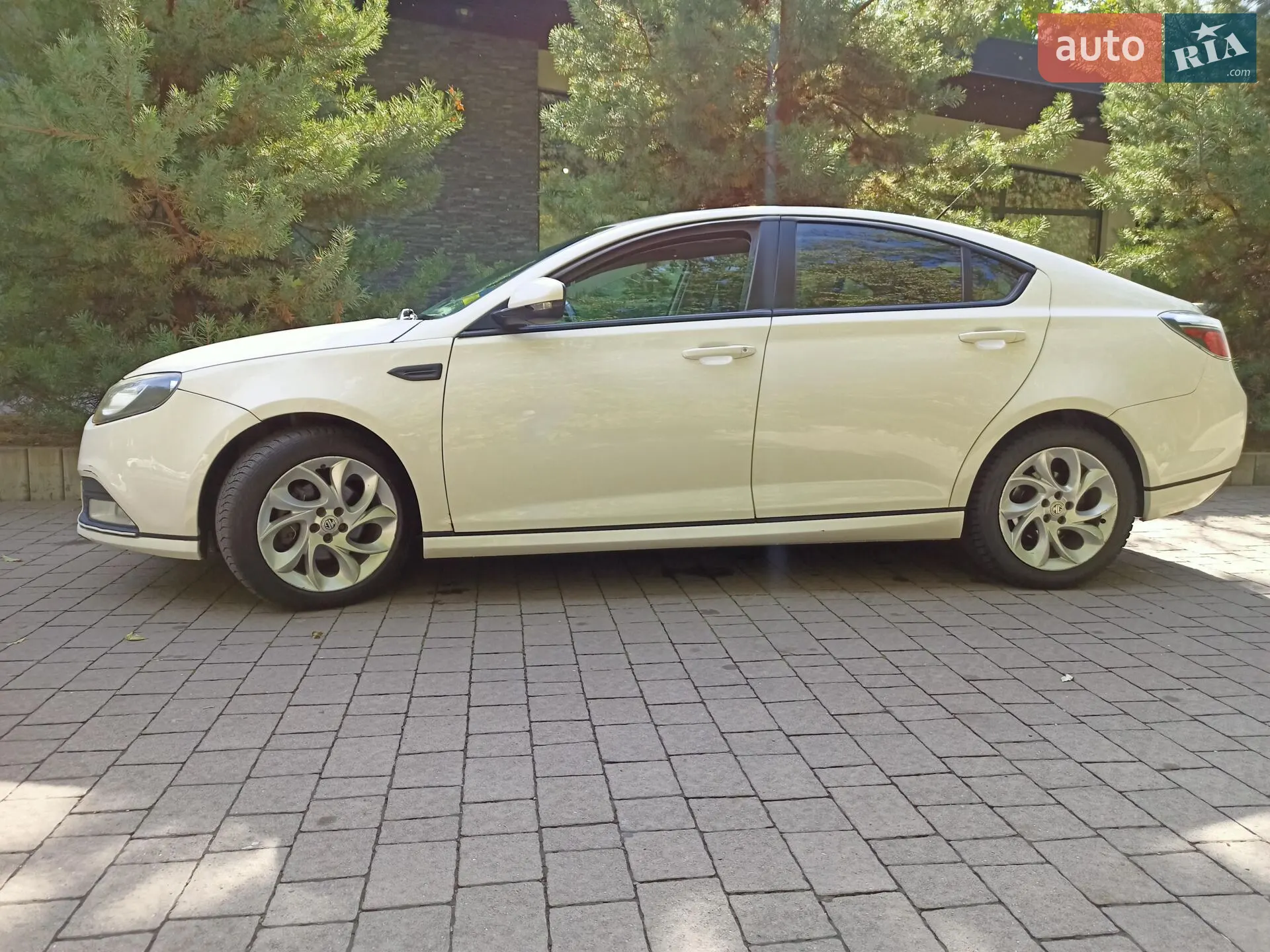 2012 MG 6 - мініатюра 23