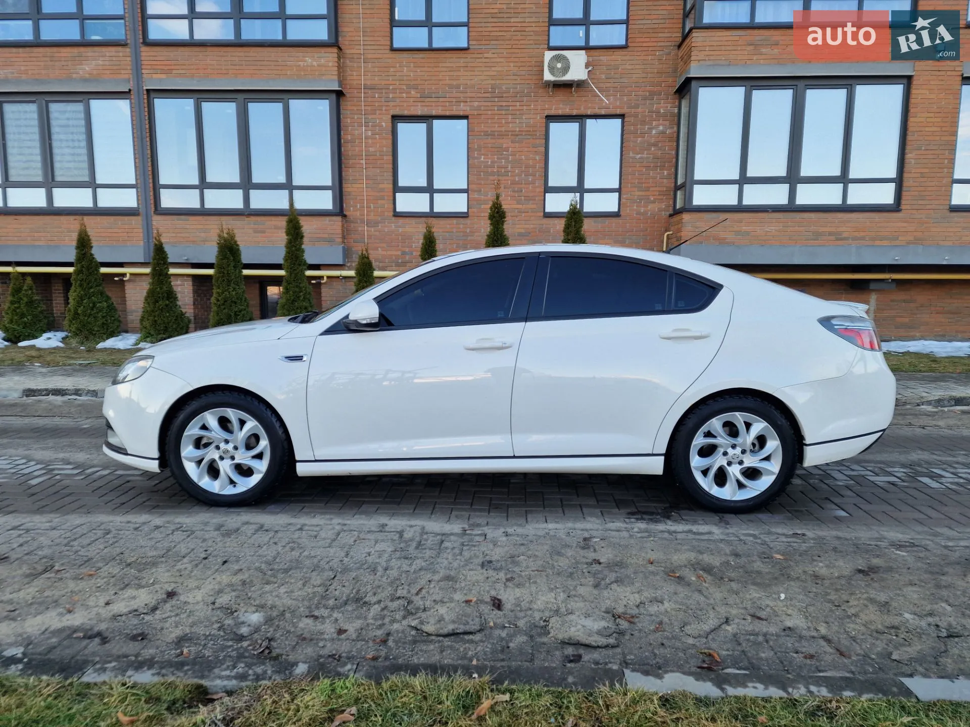 2013 MG 6 - мініатюра 2