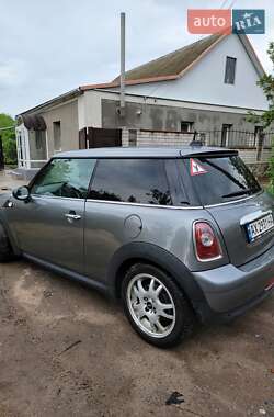Хэтчбек MINI Cooper 2010 в 