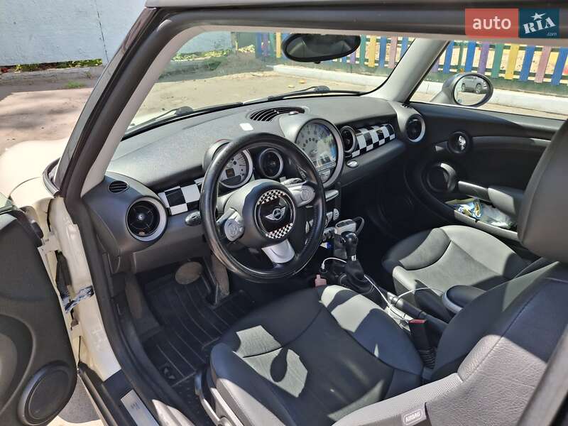 Хэтчбек MINI Cooper 2010 в 