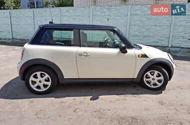 Хэтчбек MINI Cooper 2010 в 