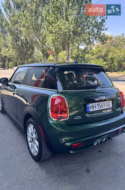 Хетчбек MINI Cooper 2016 в 