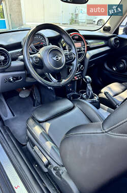 Хетчбек MINI Cooper 2016 в 