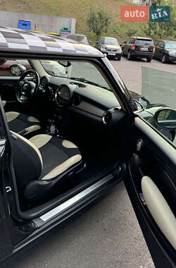 Хэтчбек MINI Cooper 2010 в 
