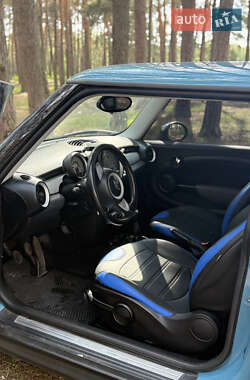Хэтчбек MINI Cooper 2010 в 