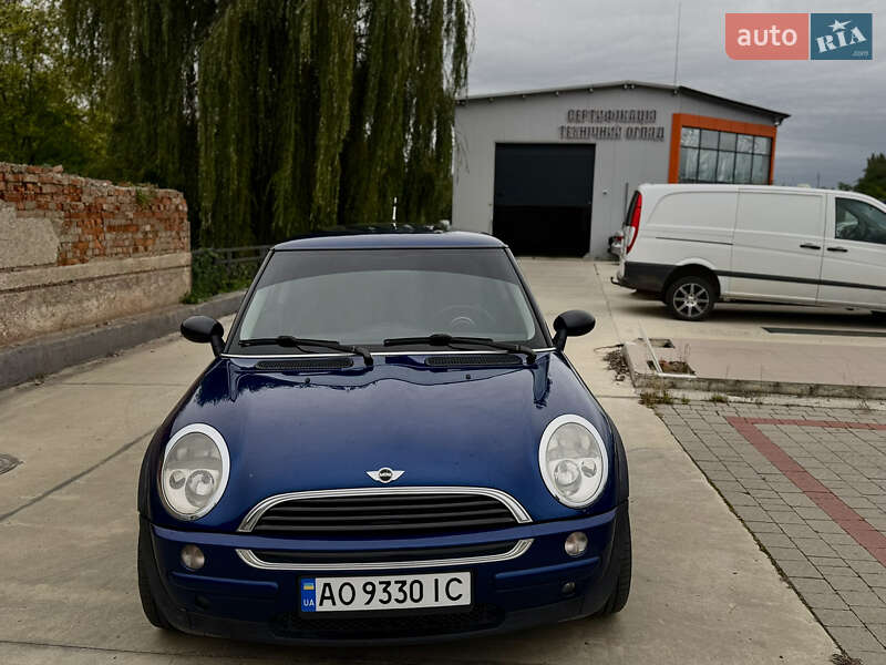 Хэтчбек MINI Cooper 2003 в Ужгороде