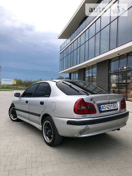 Ліфтбек Mitsubishi Carisma 2001 в Ужгороді