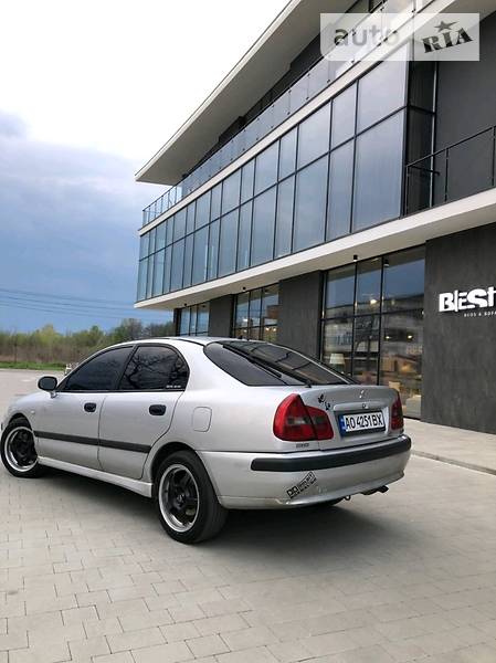 Ліфтбек Mitsubishi Carisma 2001 в Ужгороді