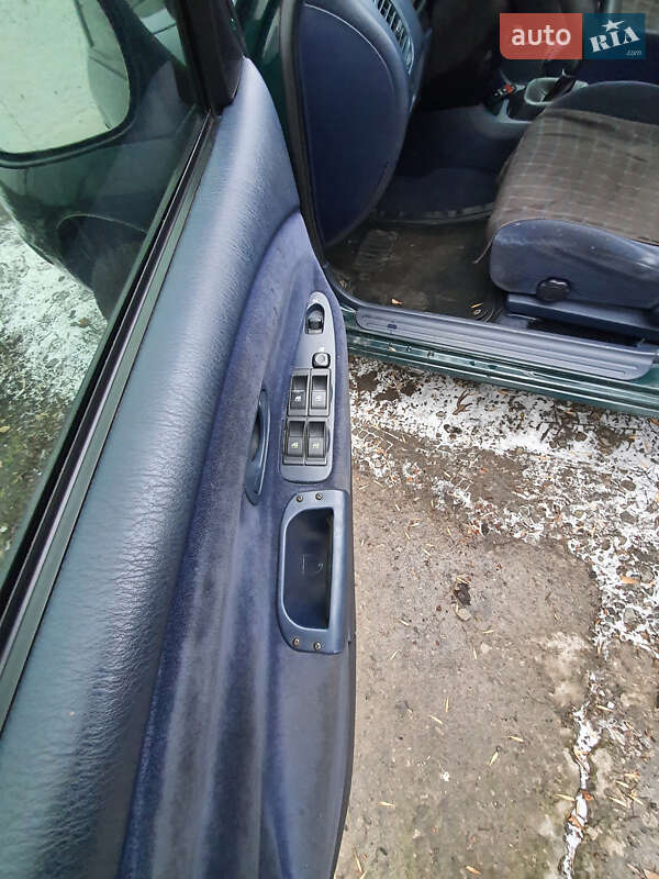 Седан Mitsubishi Carisma 1999 в Дніпрі