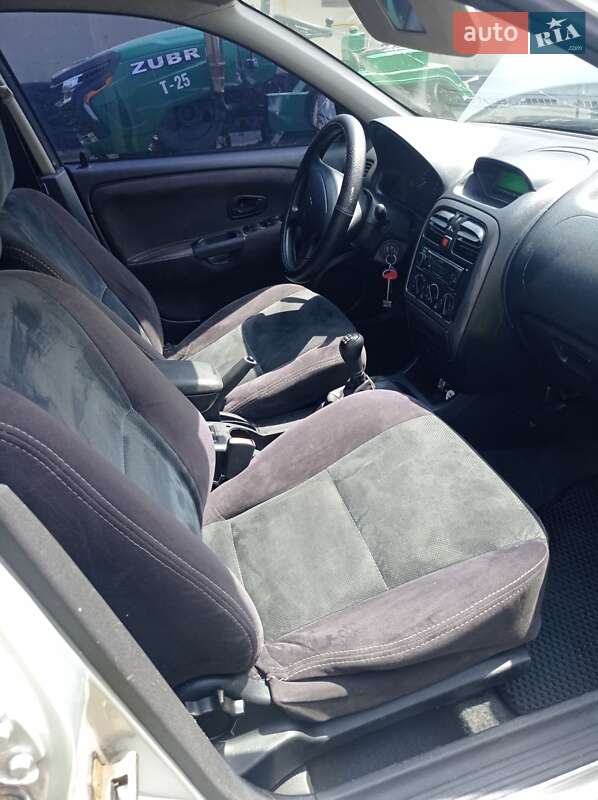 Седан Mitsubishi Carisma 2001 в Шаргороде