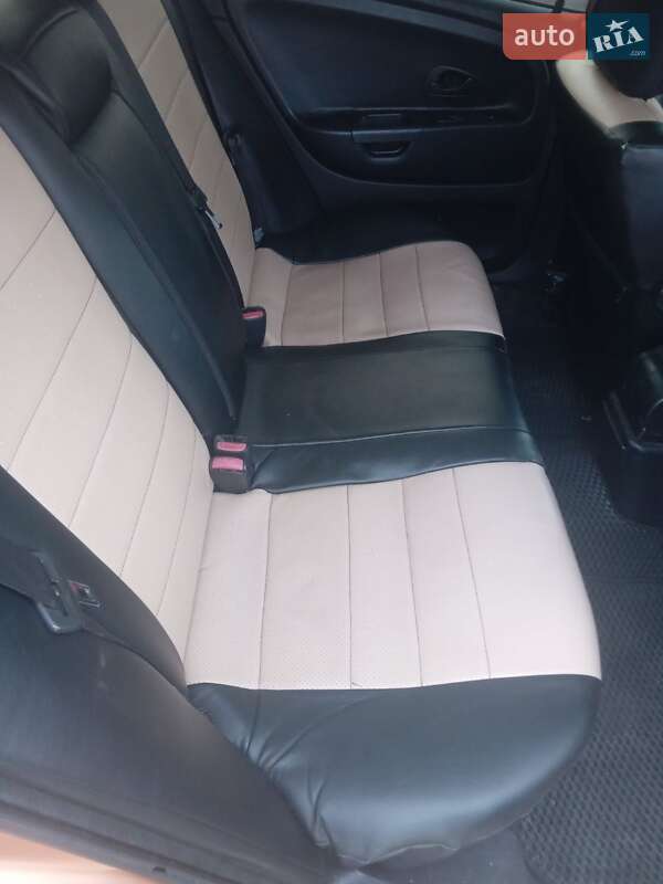 Лифтбек Mitsubishi Carisma 2001 в Доброславе