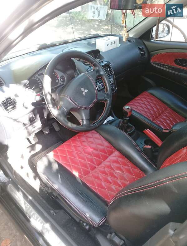 Седан Mitsubishi Carisma 2004 в Полтаві