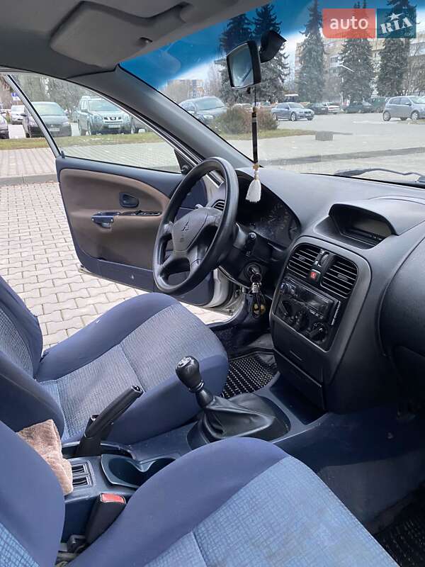 Лифтбек Mitsubishi Carisma 2001 в Кельменцах